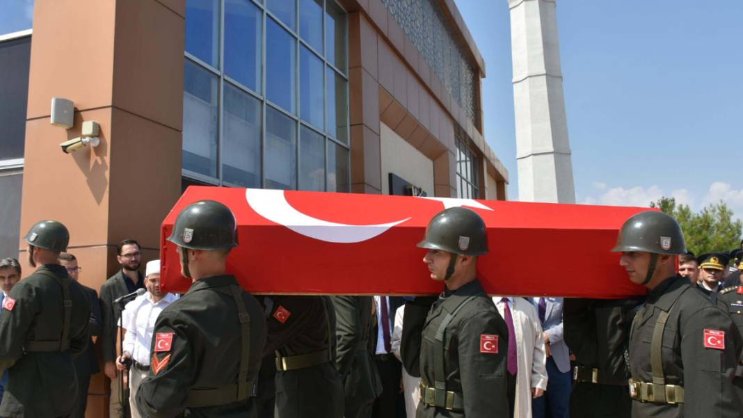 Pençe şehidi son yolculuğuna uğurlandı... Babaya son bakış 10